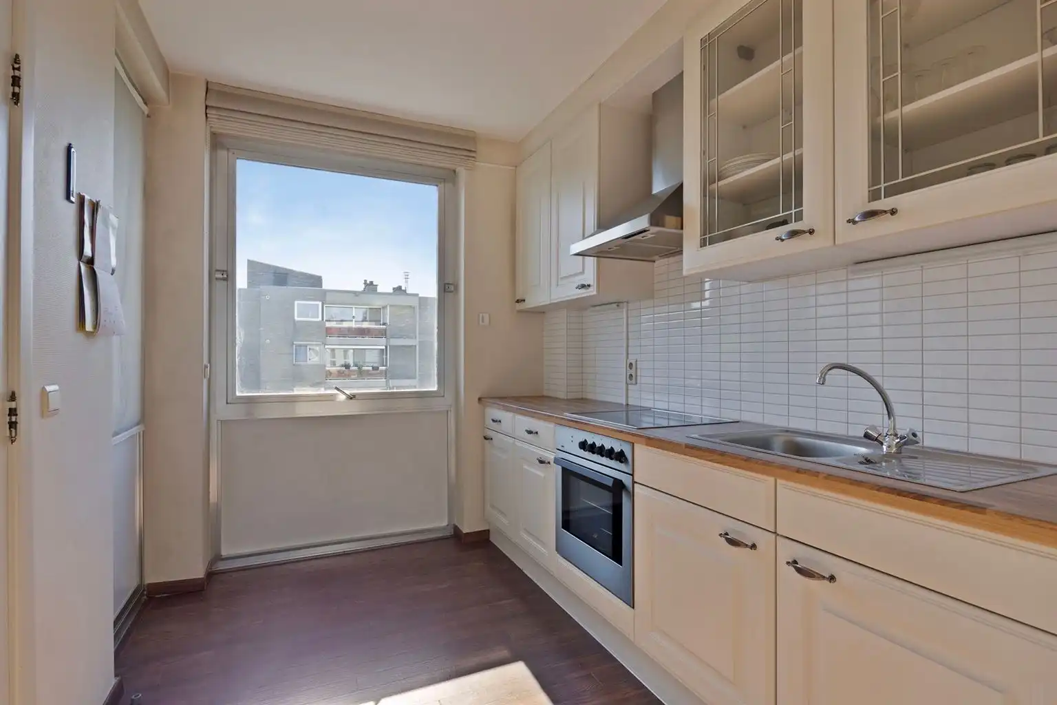 Zeer ruim 2 (+1)-slaapkamer appartement met overdekt terras, ondergrondse garagebox en aparte berging gelegen op wandelafstand van het centrum van Maaseik.  foto 11