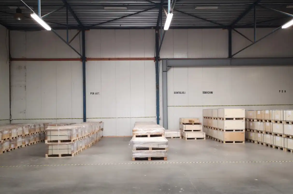 TE HUUR – RUIM MAGAZIJN / BEDRIJFSRUIMTE VAN CA. 1.000 M² IN BRUGGE foto 9