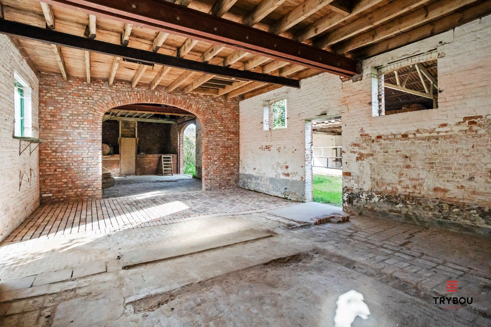 Prachtige hoeve bestaande uit woning met diverse bijgebouwen foto 5