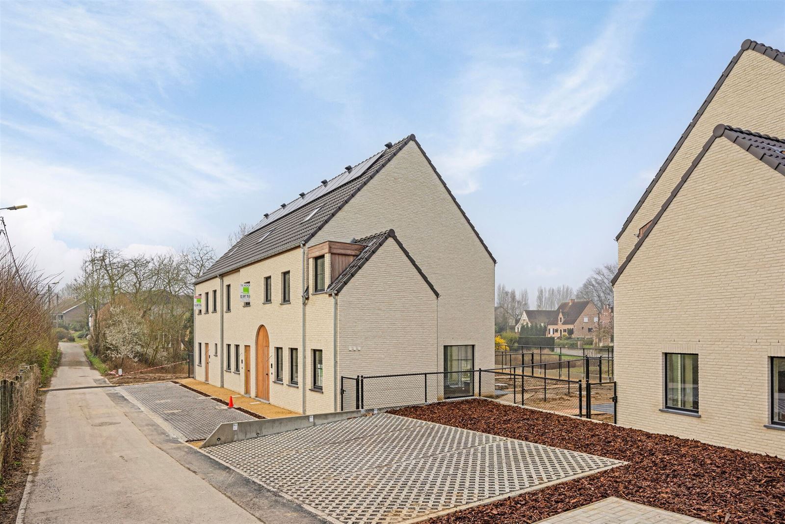 Energiezuinige instapklare nieuwbouwwoning met 3 slaapkamers, bureau,  tuin en parkings foto 1