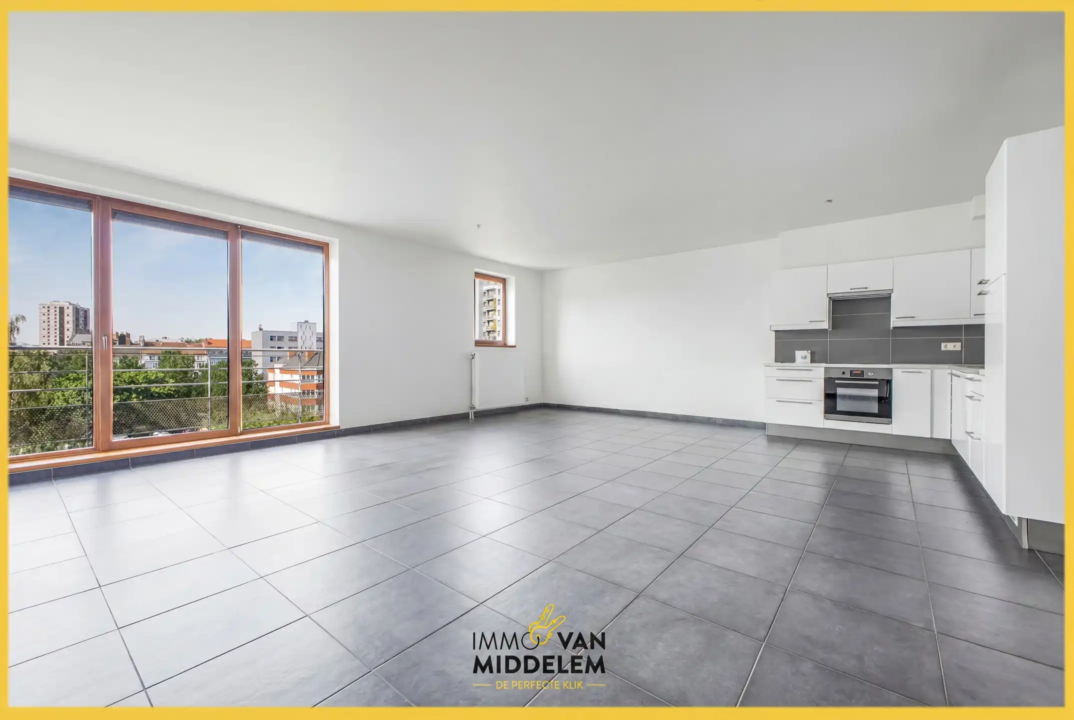INSTAPKLAAR 2-KAMERAPPARTEMENT MET TERRAS EN PARKING foto 3