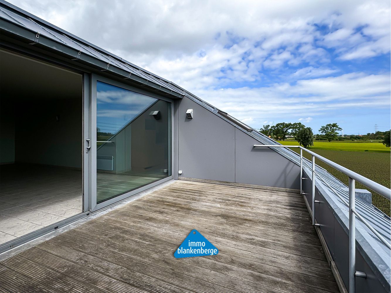 Ruim Appartement met Twee Slaapkamers en Prachtig Landelijk Zicht foto 4