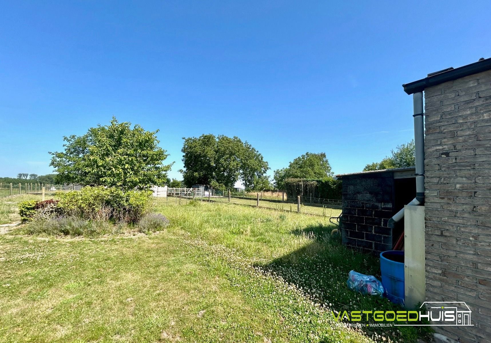 Hedendaagse gezinswoning met tuin en loods foto 29