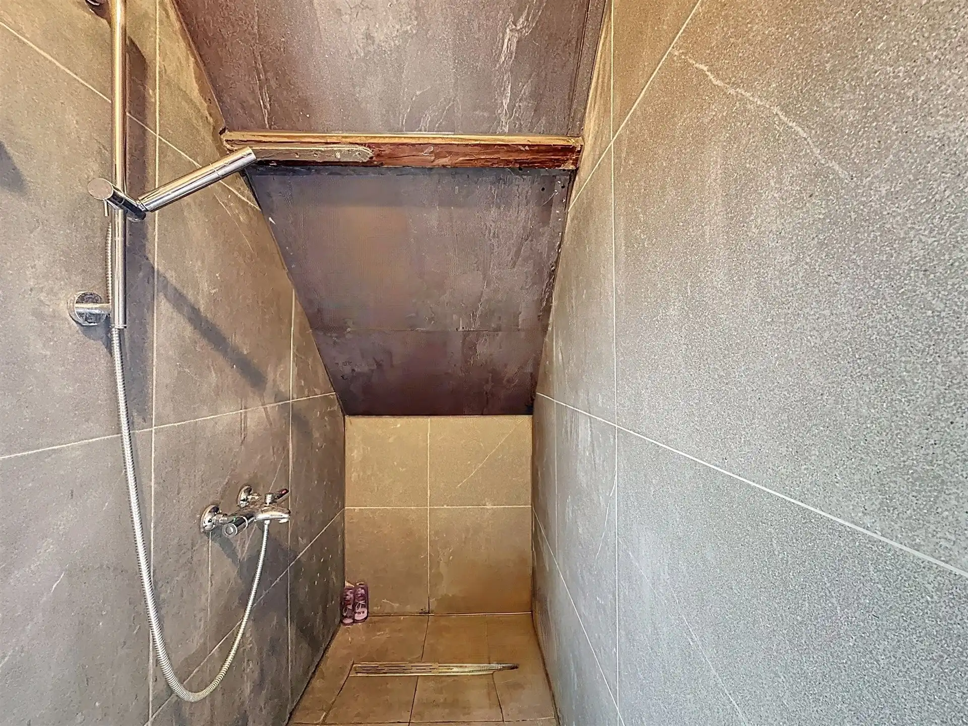 Ruime gezinswoning met 4 slaapkamers en 3 badkamers op perceel van 646m²! foto 16