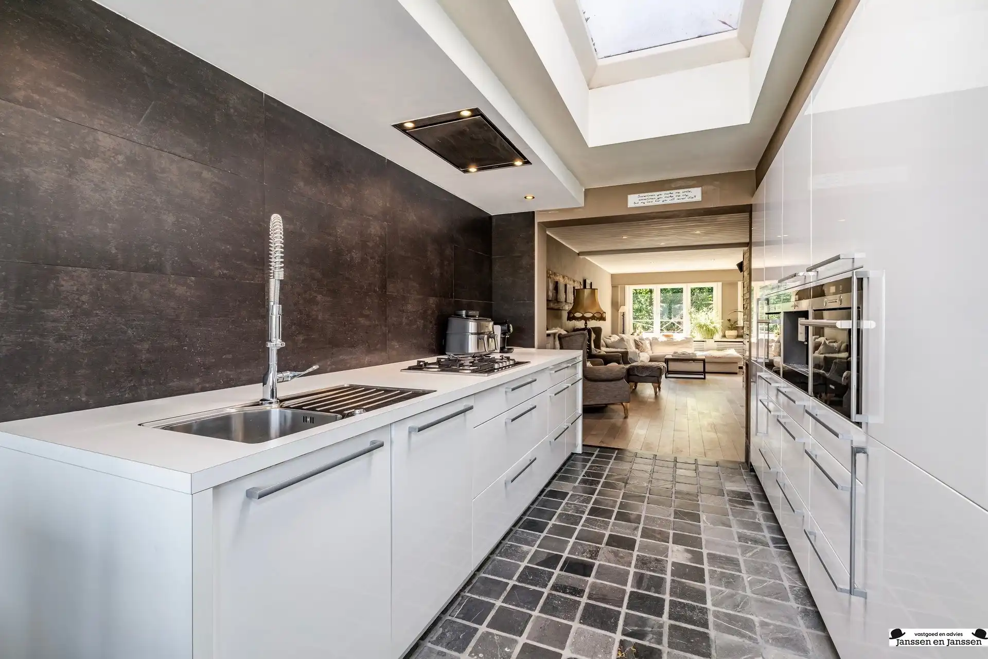 Ruime en instapklare gezinswoning met 4 slaapkamers, garage en tuin foto 6