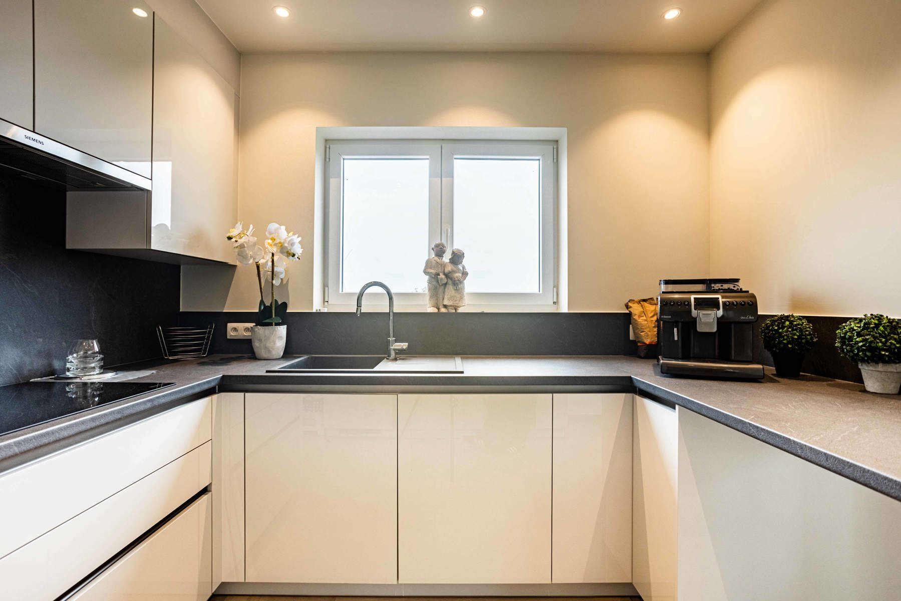 Recent, luxe penthouse met panoramisch terras foto 8