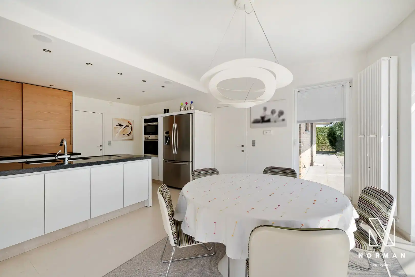Unieke eigendom op veel grond met 4 kamers, 2 badkamers, dubbele garage, landelijk verzicht,... foto 10