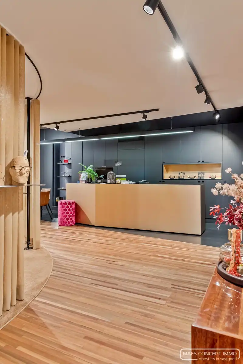 Te koop handelspand op top locatie met bovenliggend ruim appartement foto 7