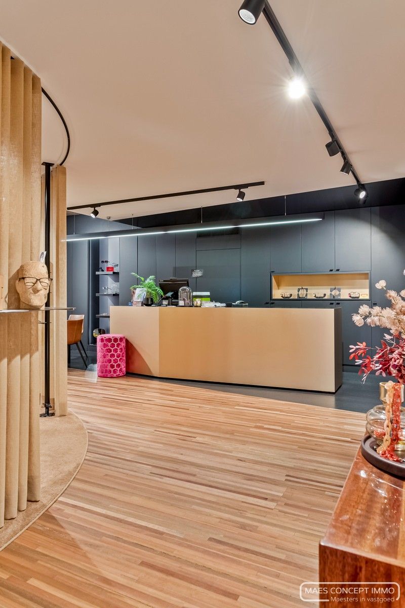 Te koop handelspand op top locatie met bovenliggend ruim appartement foto 7