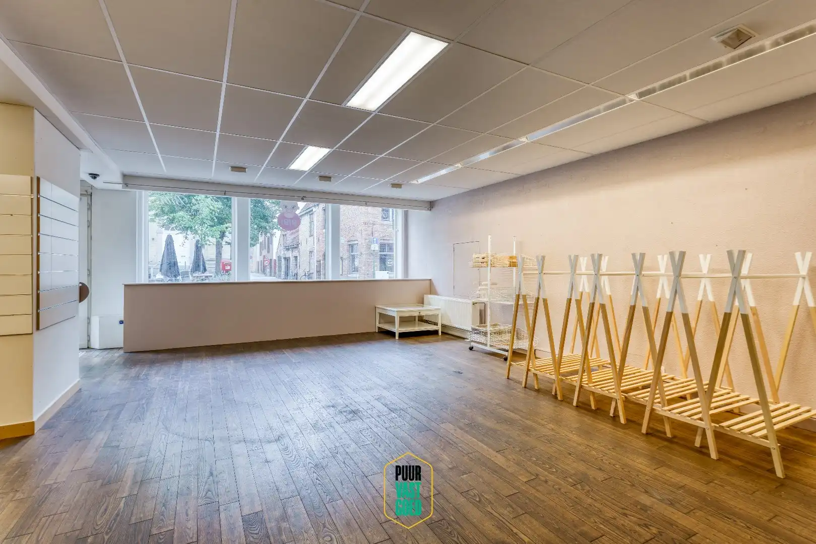 Handelsruimte met achteruitgang en 2 appartementen! foto 4