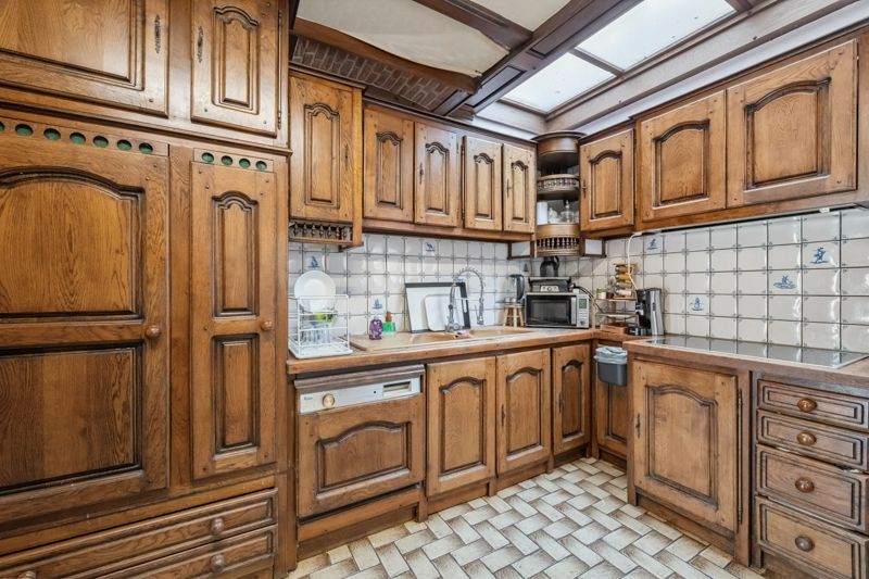 Hooglede- Opbrengsteigendom van 3 verhuurde sterk gebouwde woningen met 3 slaapkamers in het centrum van Hooglede gelgen. Deels al vernieuwd. Potentieel met tuinen en parking. foto 12