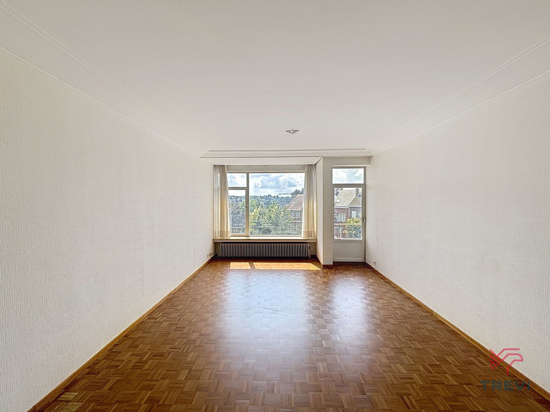 UCCLE - Gerenoveerd appartement met 1 slaapkamer foto 2
