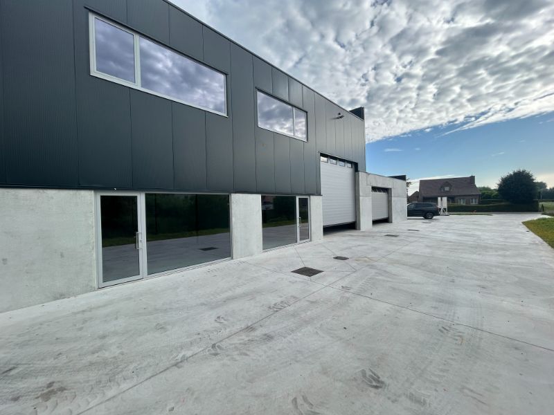 Nieuwbouw magazijn van 285m² en met 2 parkings – vlakbij N9 foto {{pictureIndex}}