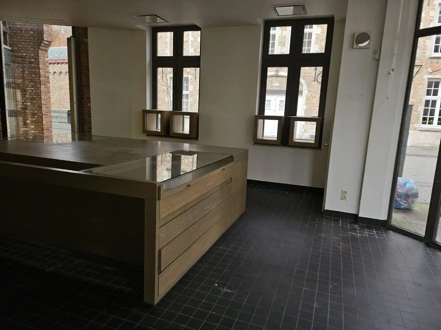 Uiterst goed gelegen winkelruimte met berging in toeristische Katelijnestraat in Brugge centrum! foto 4