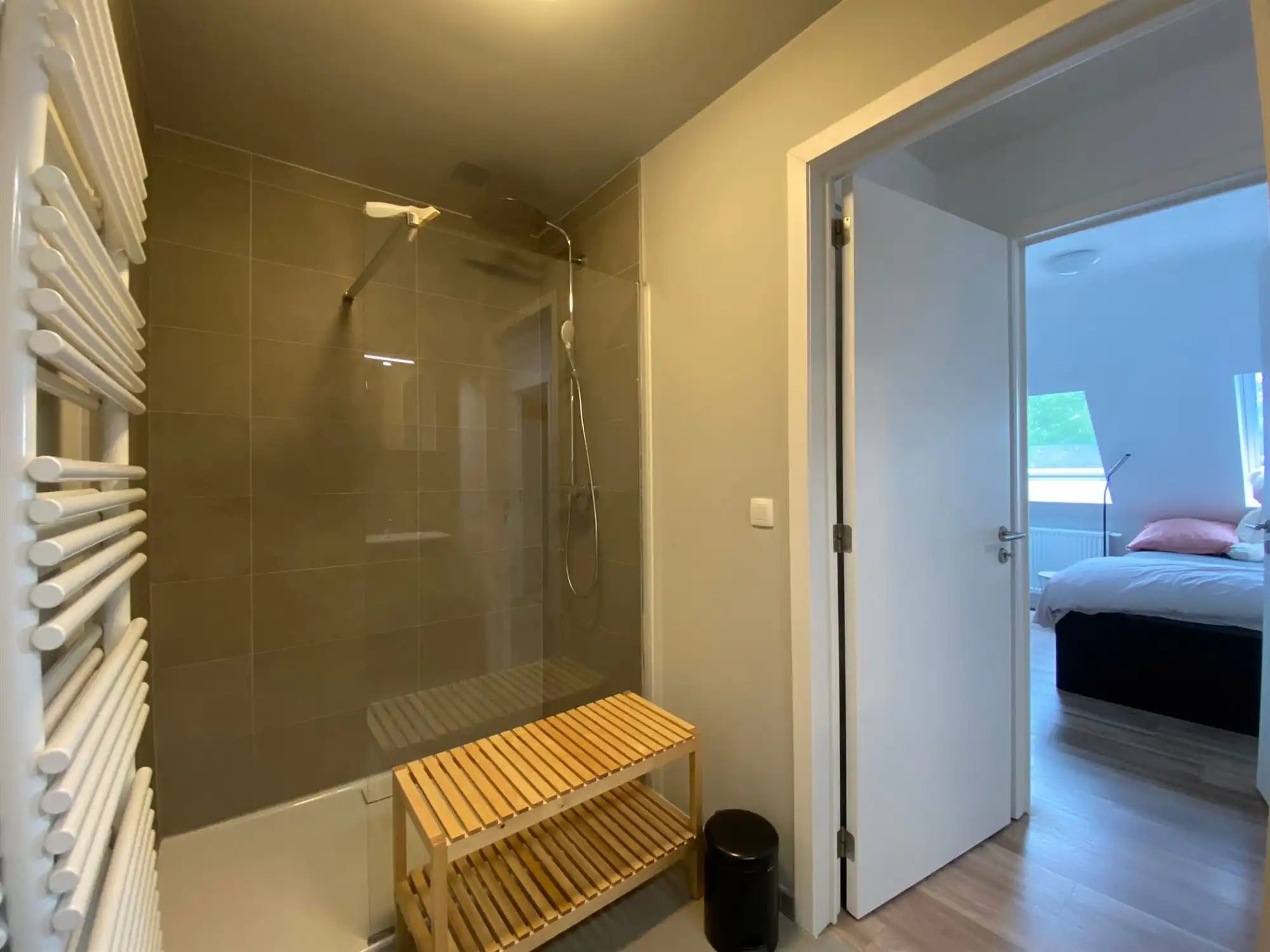 Knappe en ruime bel-etage met 3 slaapkamers, grote garage en tuin. foto 13