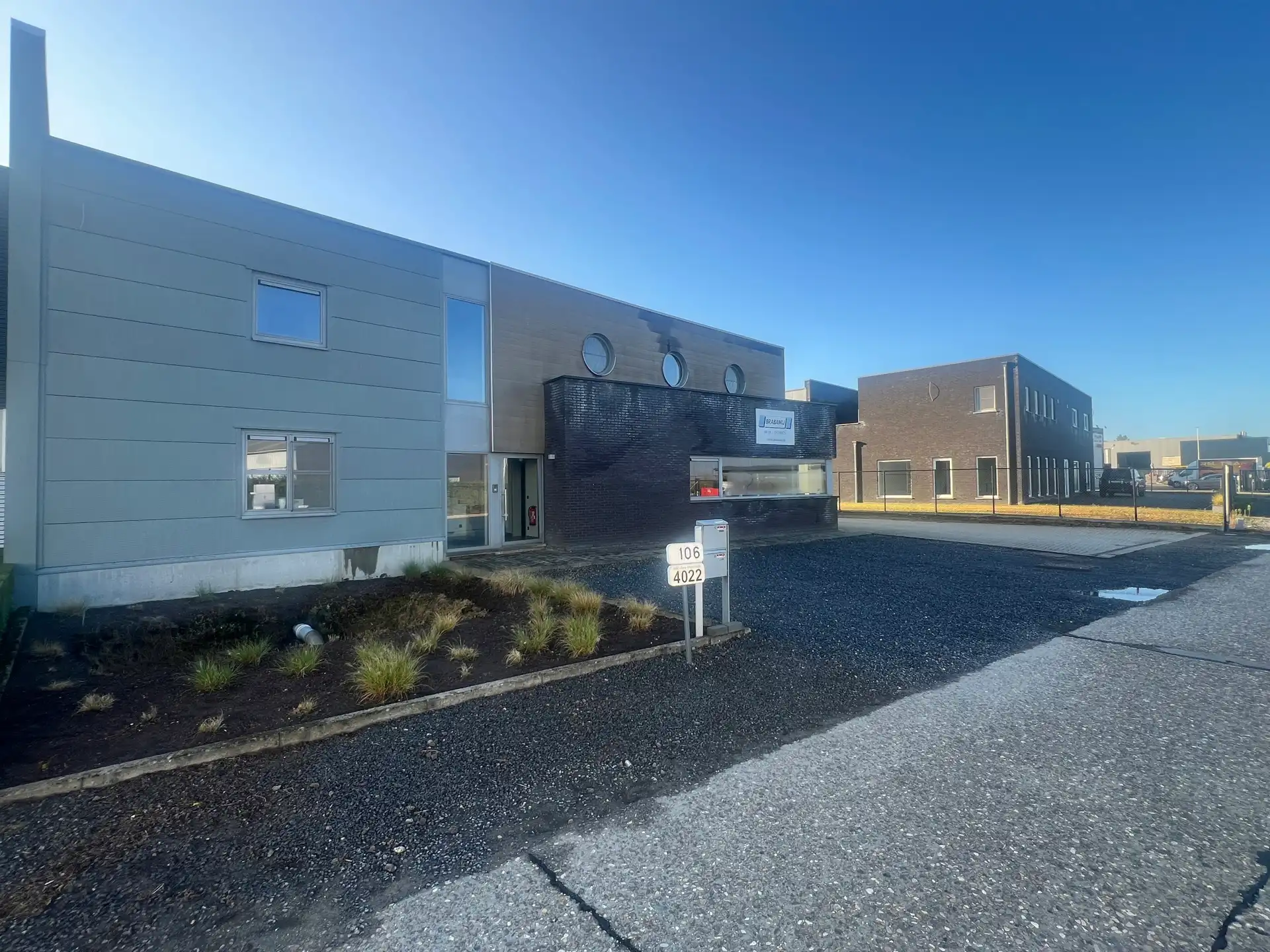 MULTIFUNCTIONEEL BEDRIJFSGEBOUW MET APPARTEMENT EN BUITENTERREIN foto 2