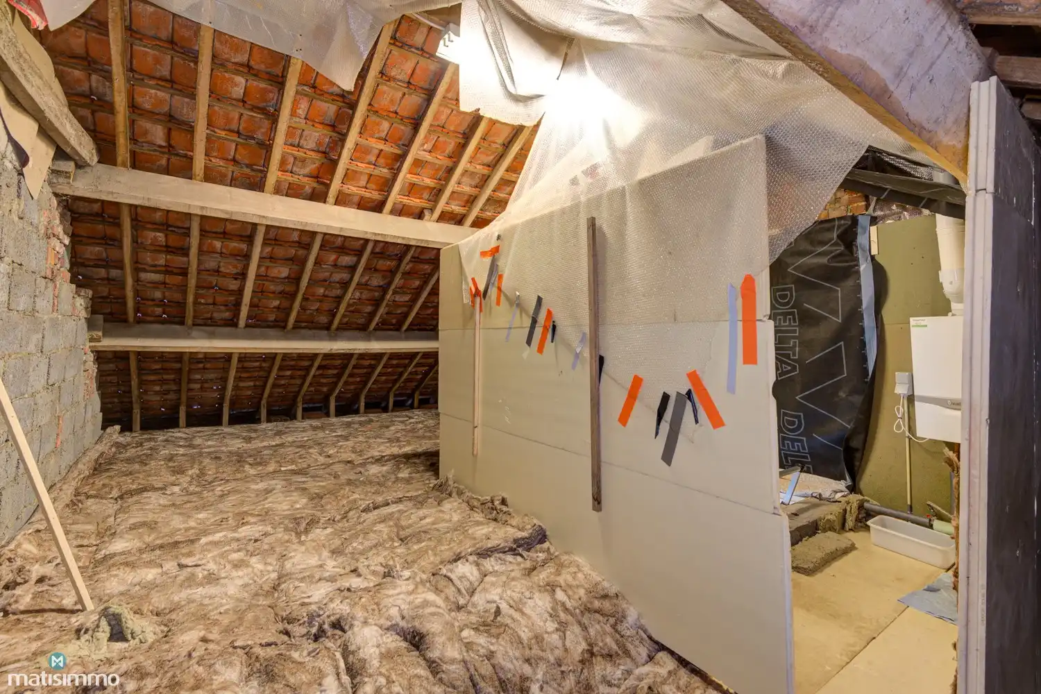 VERDER AF TE WERKEN HOEKWONING MET BINNENKOER EN GARAGE TE MOPERTINGEN foto 27