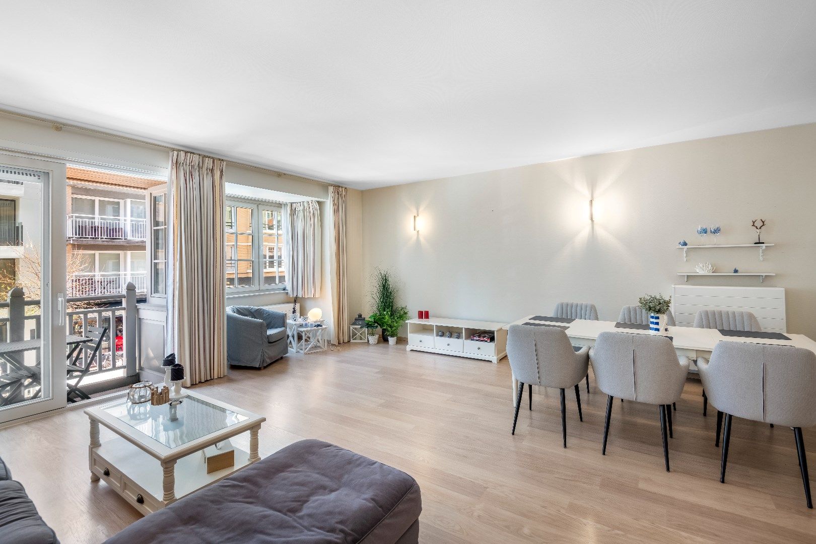 Zeer goed onderhouden appartement met zonneterras, gelegen op de Dumortierlaan. foto {{pictureIndex}}