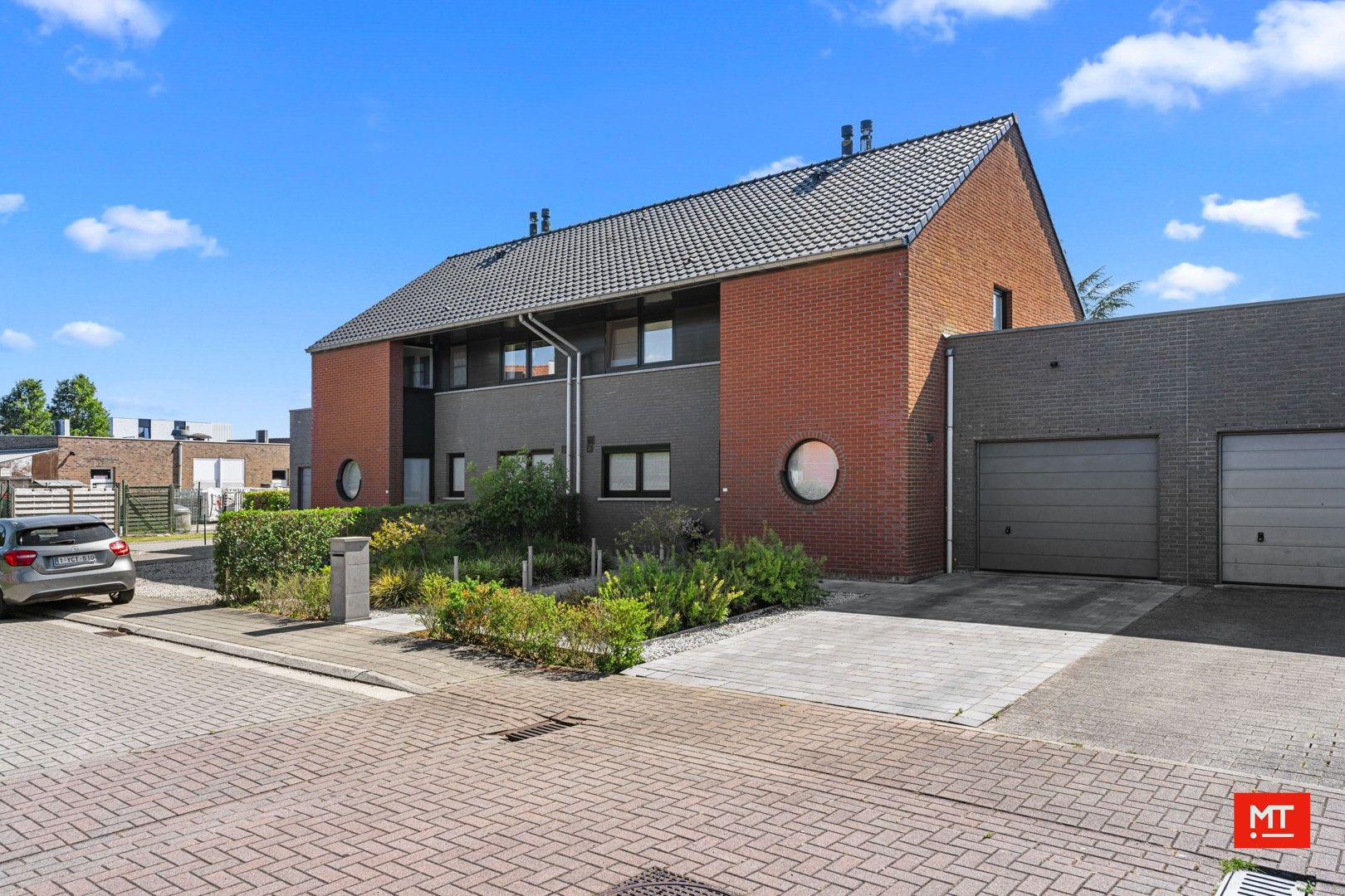 Instapklare woning met 3 slaapkamers, tuin en garage, gelegen in een rustige wijk in hartje Zonnebeke foto {{pictureIndex}}