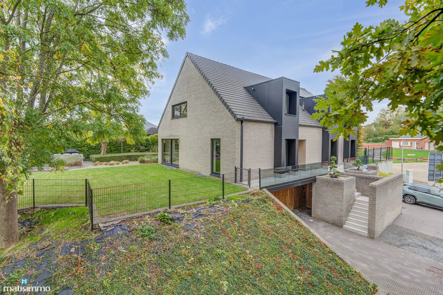 ENERGIEZUINIGE WONING MET 2 SLAAPKAMERS, TUIN EN DUBBELE GARAGE IN HET DORPSCENTRUM VAN ROSMEER foto {{pictureIndex}}