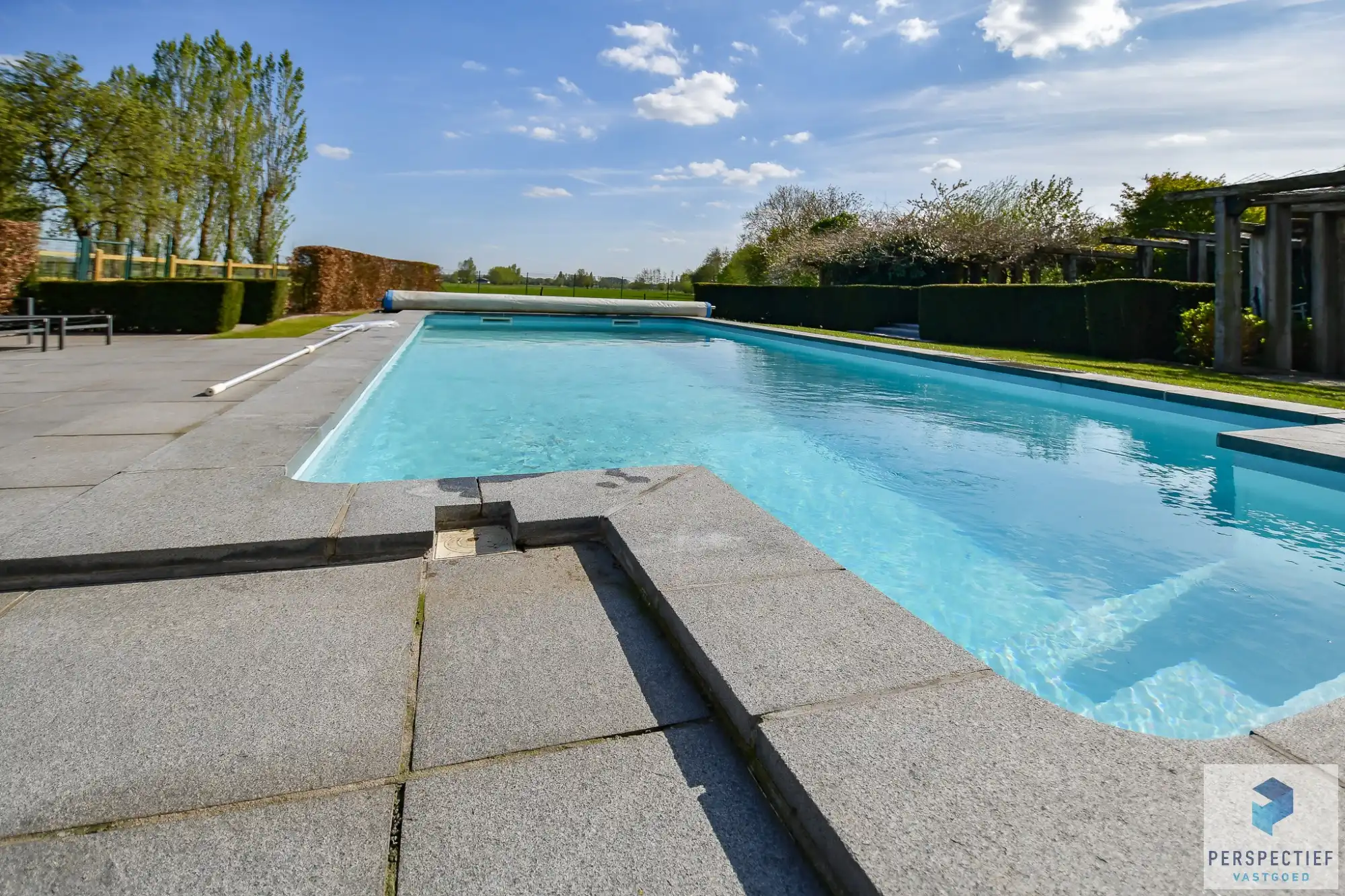 Landelijk gelegen villa met handelsruimte en buitenzwembad op 1370 m² foto 5