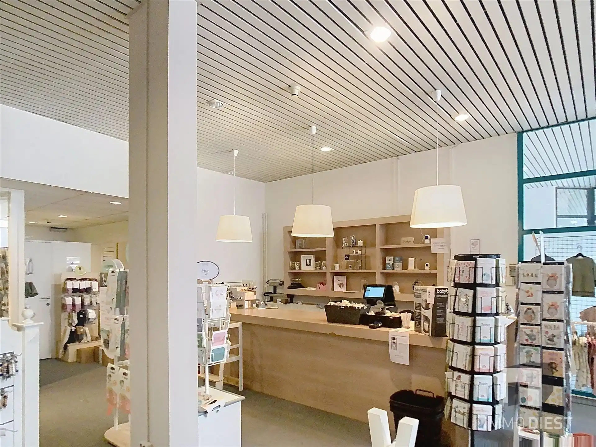 Handelspandvan 1633 m2 met ruime parking langs verbindingsweg foto 9