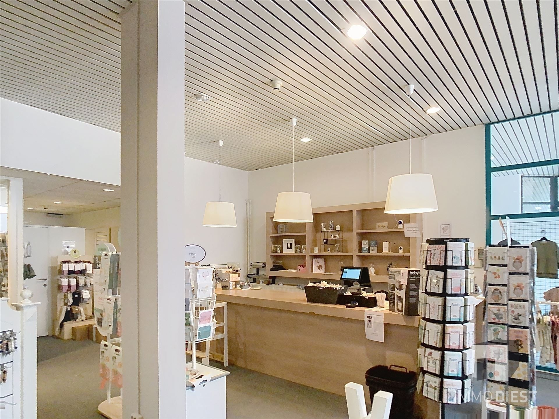 Handelspandvan 1633 m2 met ruime parking langs verbindingsweg foto 9