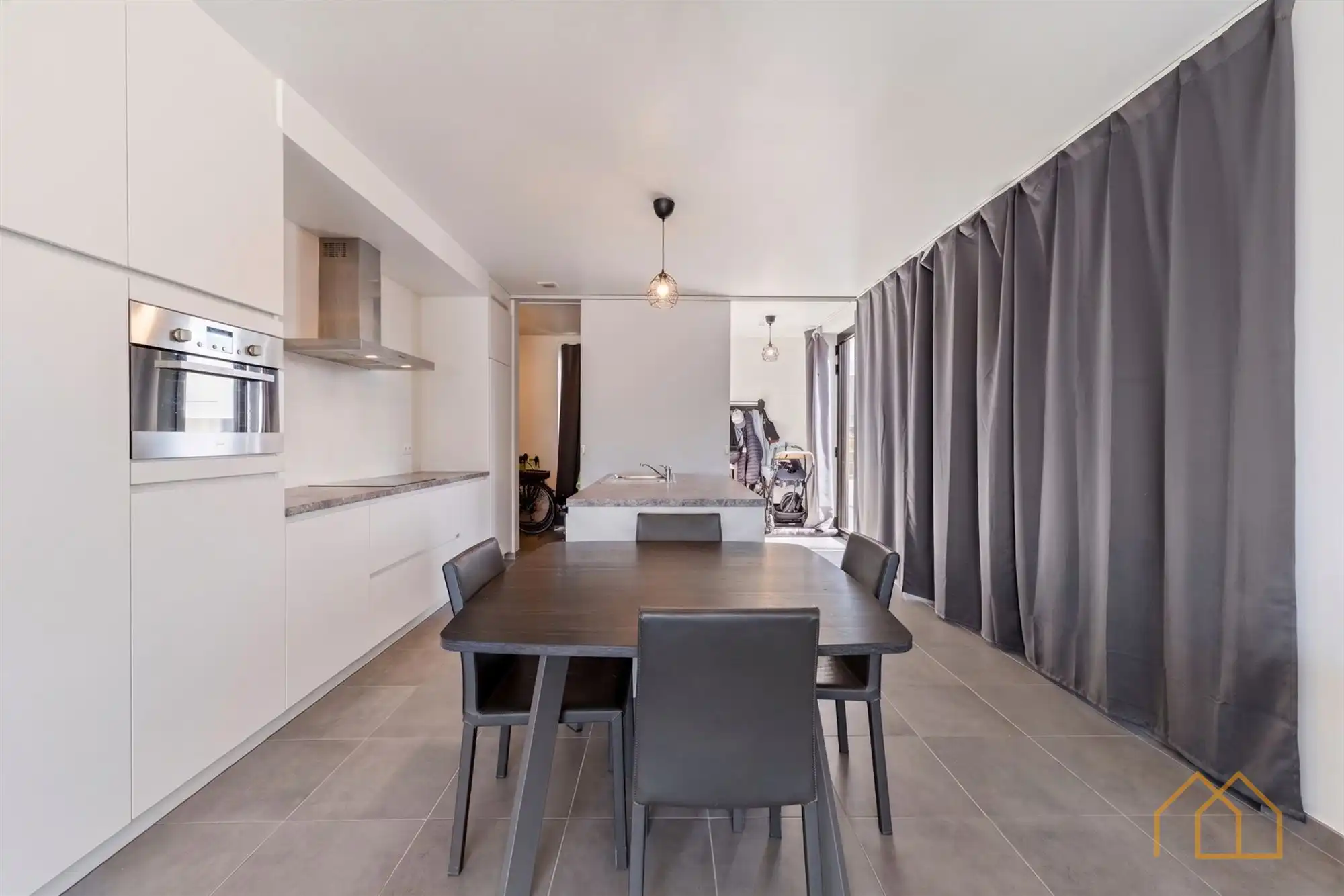 Hedendaagse woning met tuin foto 7