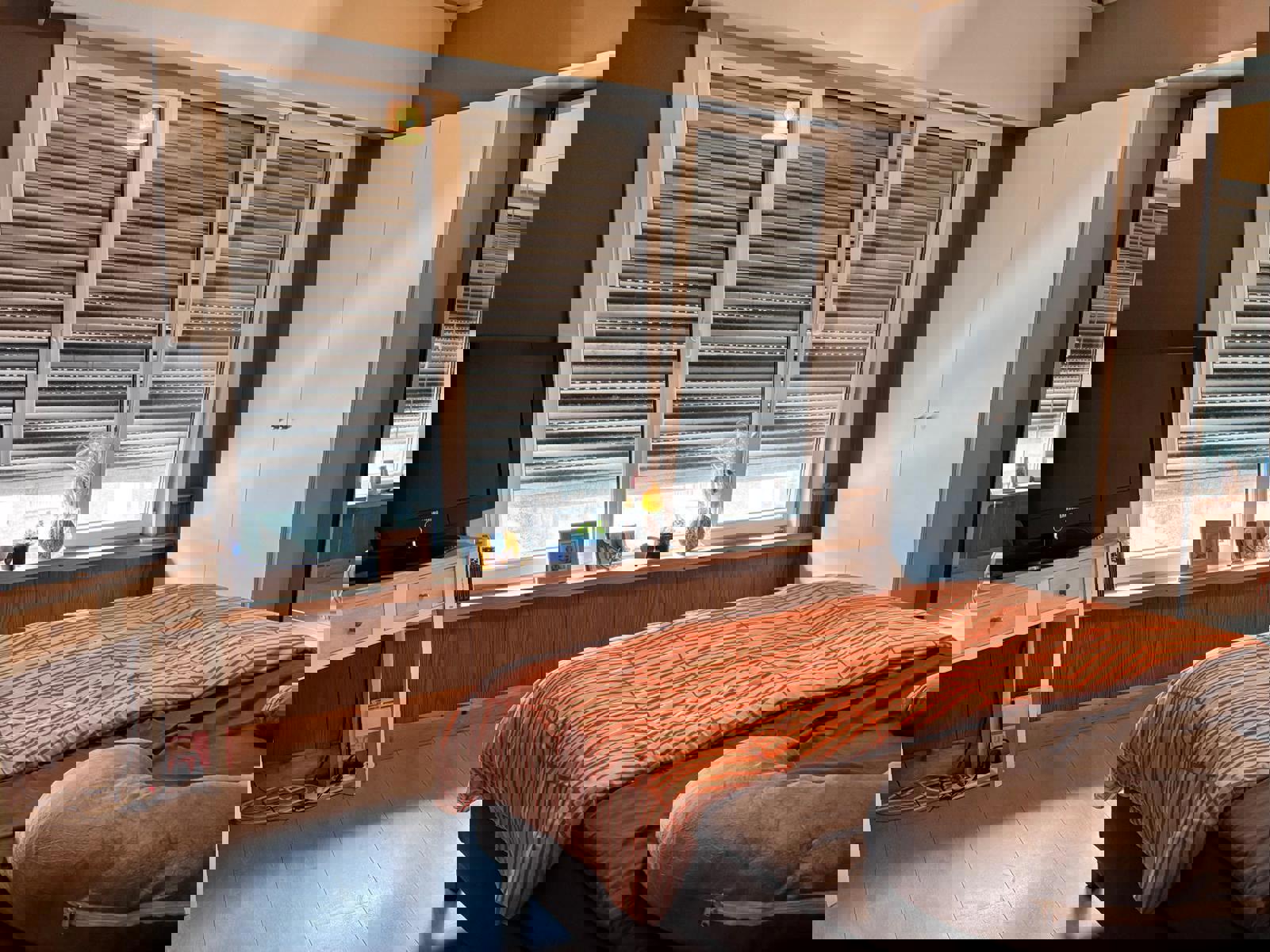 Rijwoning met uitweg achteraan met carport in de directe nabijheid van scholen, centrum  en openbaar vervoer. foto 8