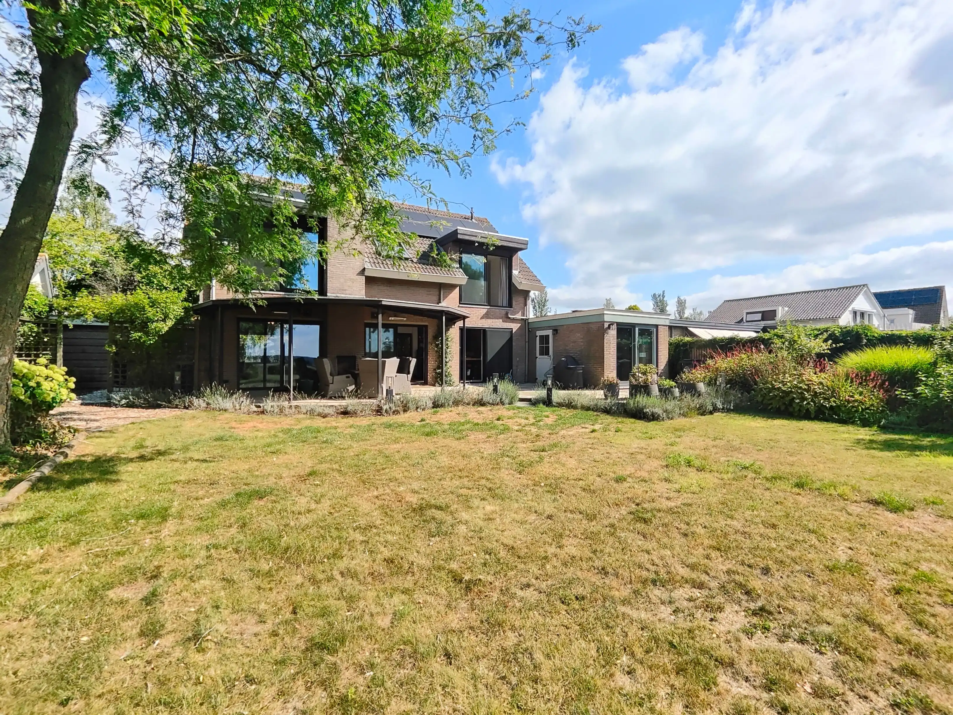 Volledig gerenoveerde VILLA op de grens met Knokke  (NL) ! Deze moet je in het echt komen zien! foto 2