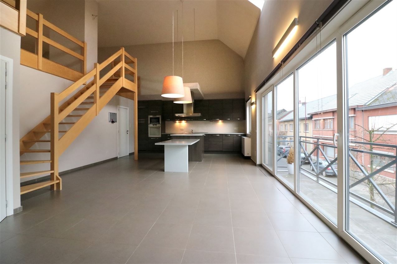 Fraaie loft met 3 slpk. en  twee autostaanplaatsen foto 2
