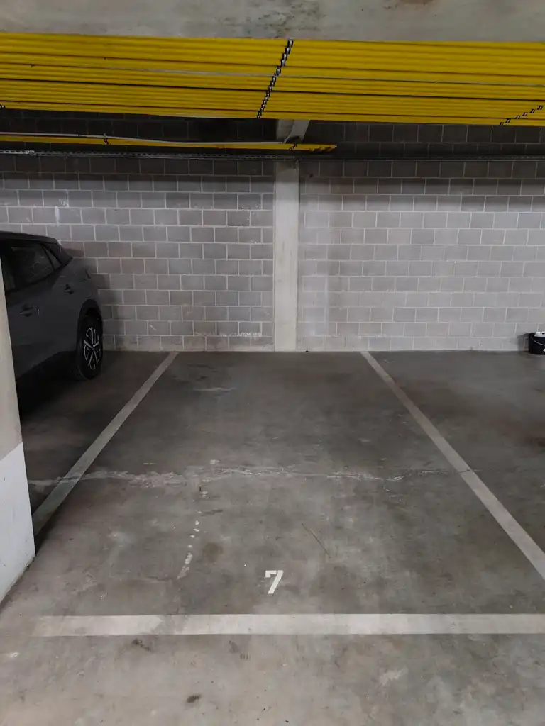 Ondergrondse Autostaanplaats! foto {{pictureIndex}}