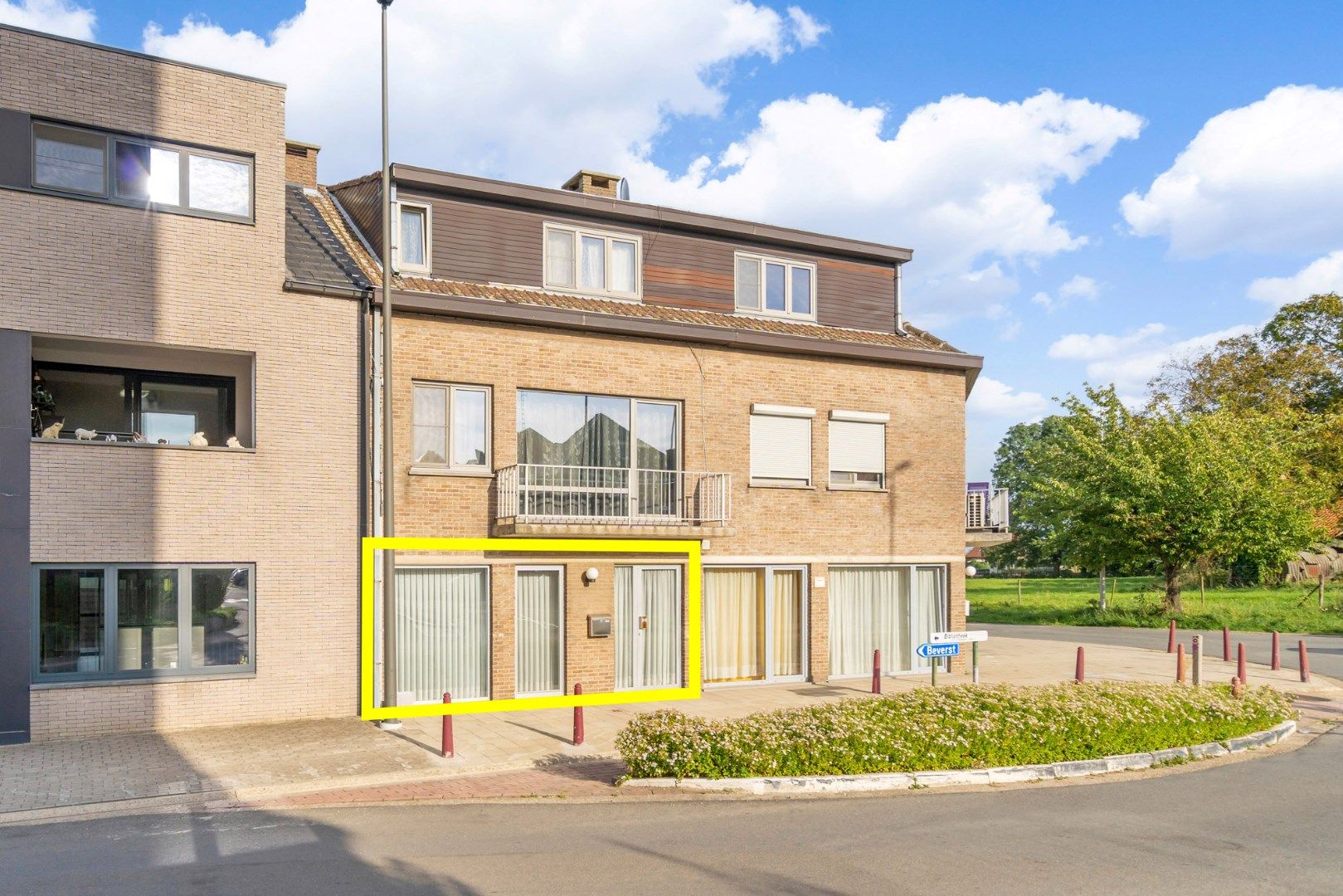 Ruim gelijkvloersappartement met 2 slaapkamers en individuele garage foto 1