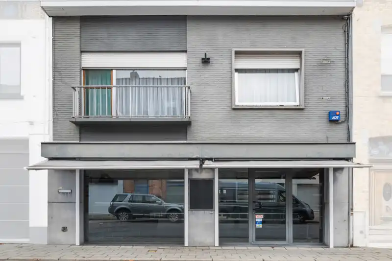 Lauwe-Centrum. Uitstekende gelegen handelseigendom : wonen en werken met 4 slaapkamers met tuin en aparte ingang garagegebouw en parking. POLYVALENTE EIGENDOM MET POTENTIEEL ! foto {{pictureIndex}}