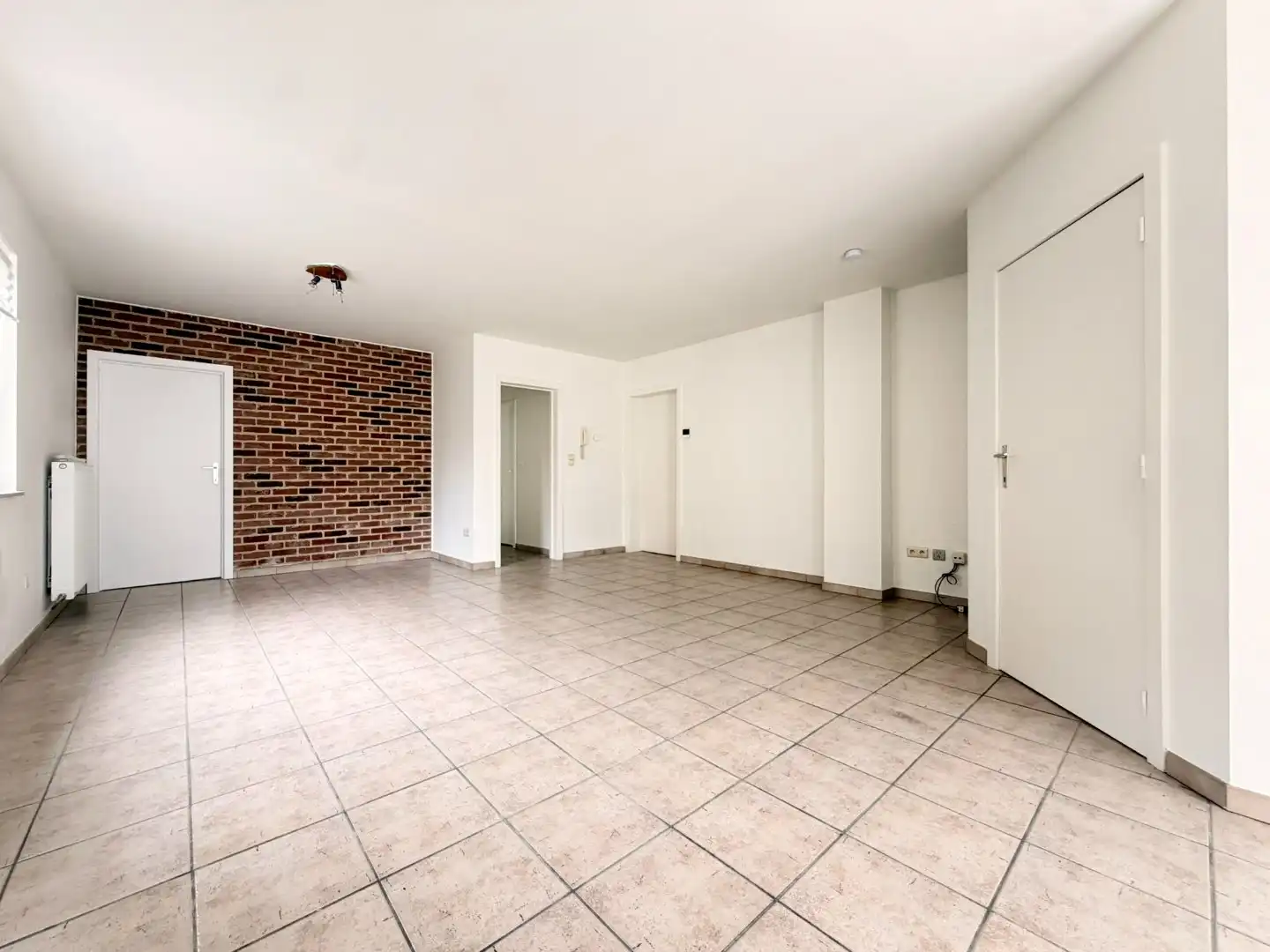 Netjes gerenoveerd 1-slaapkamer appartement met ruime kelder en inpandige garage foto 6