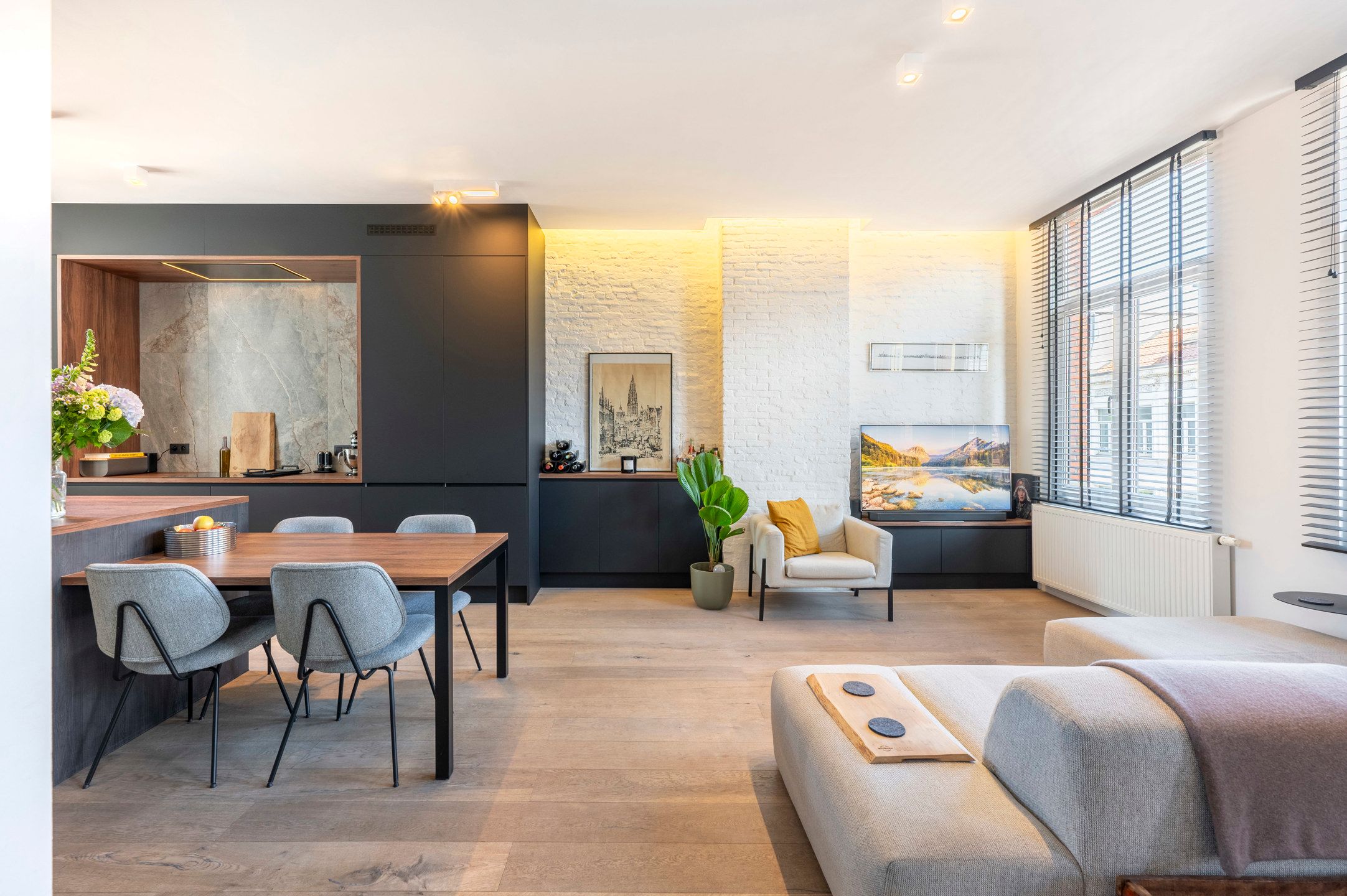 Top gerenoveerd appartement aan het Zuid in Antwerpen. foto 2