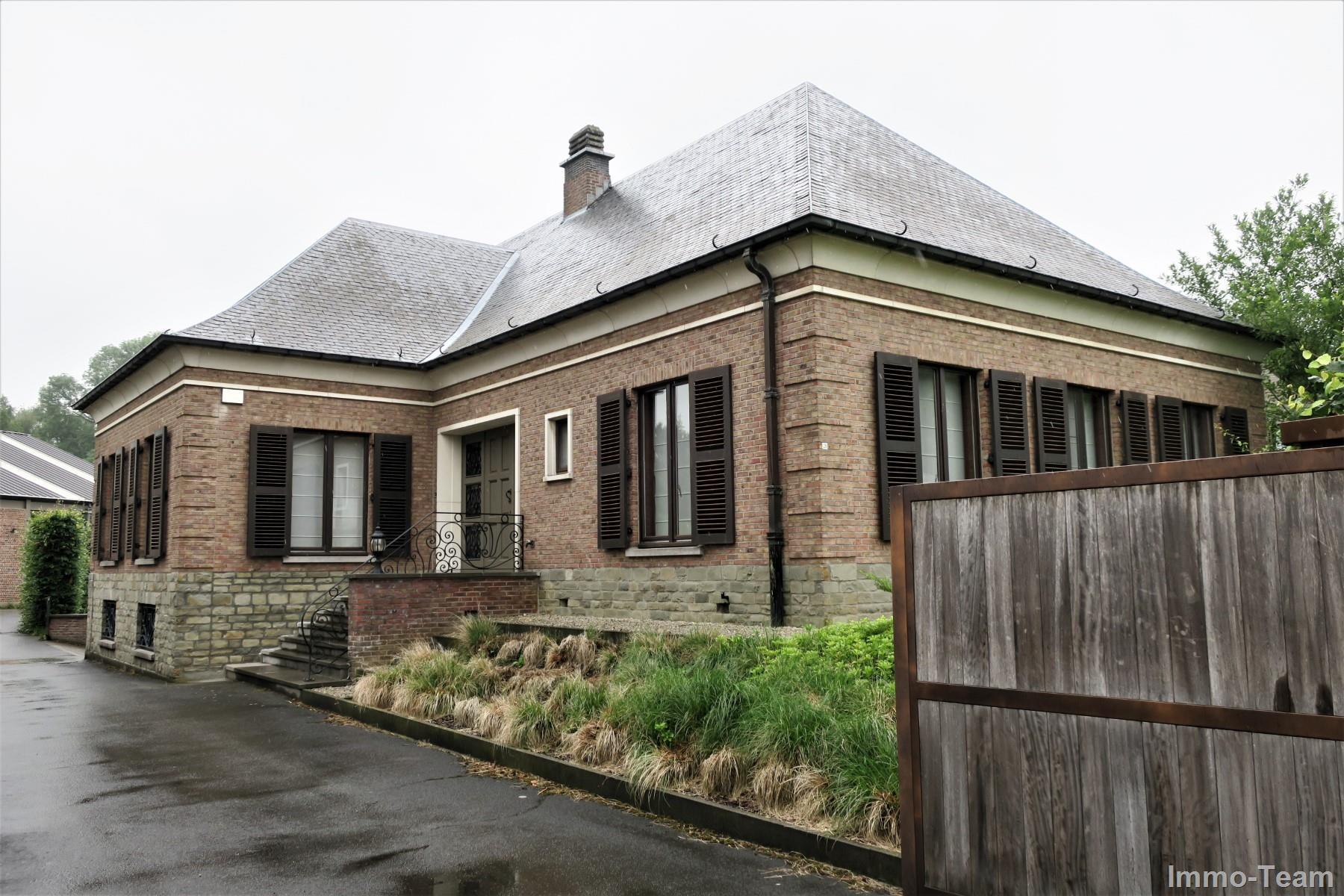 Robuuste karaktervolle woning met loods en weide  foto 2