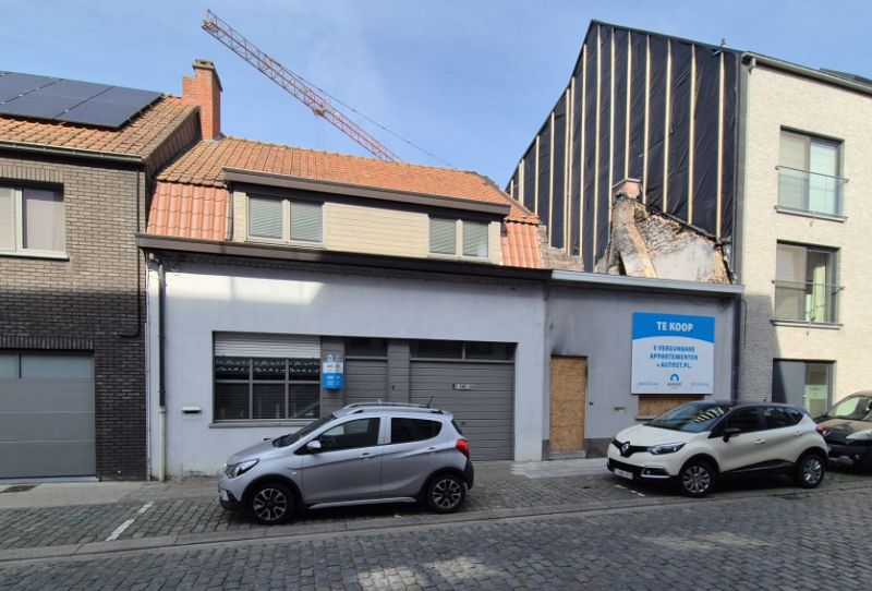 Staden-Oostnieuwkerke. Prachtig gelegen bouwgrond van +/-544m2 met een vergunbaar project voor 6 appartementen en autostaanplaatsen. 1-3 slaapkamers foto {{pictureIndex}}