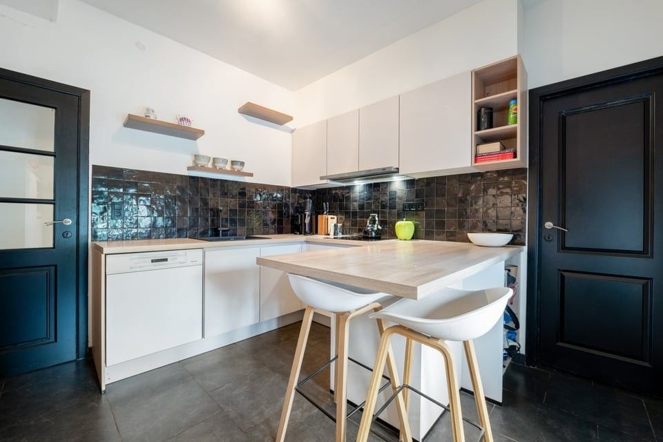 INSTAPKLAAR APPARTEMENT MET 2 SLKS, 2 AUTOSTAANPLAATSEN EN GEMEENSCHAPPELJKE TUIN OP TOPLOCATIE foto 16