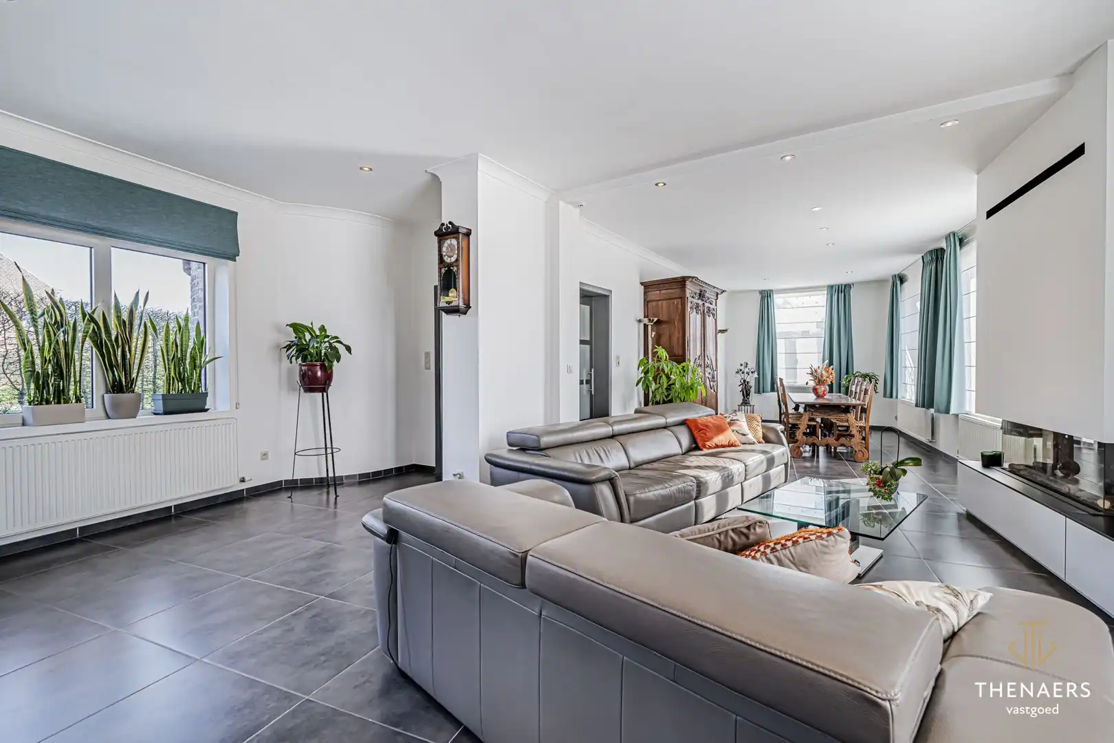 Karaktervolle en uitzonderlijk ruime woning met 5 slpks op&nbsp;een perceel van 36a 60ca. foto 3