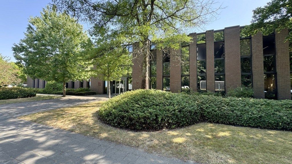 Magazijn met kantoren te huur vlakbij A12 in Wilrijk foto {{pictureIndex}}