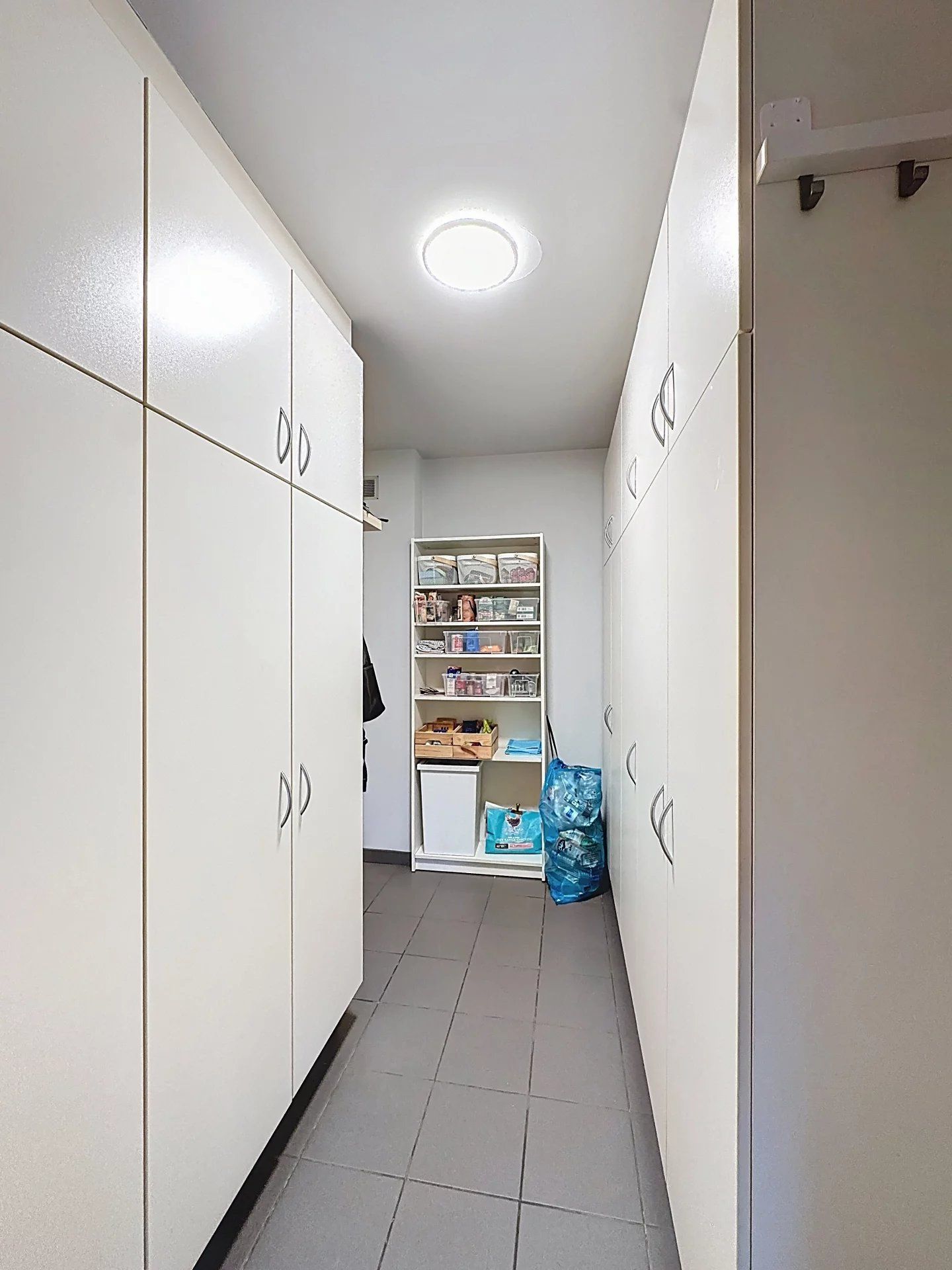 Prachtige landelijke gelegen vrijstaande woning uit 2001, gelegen op een perceel van 16a 43ca. Deze woning biedt comfort, ruimte en privacy met hoogwaardige afwerking en moderne gemakken. foto 22