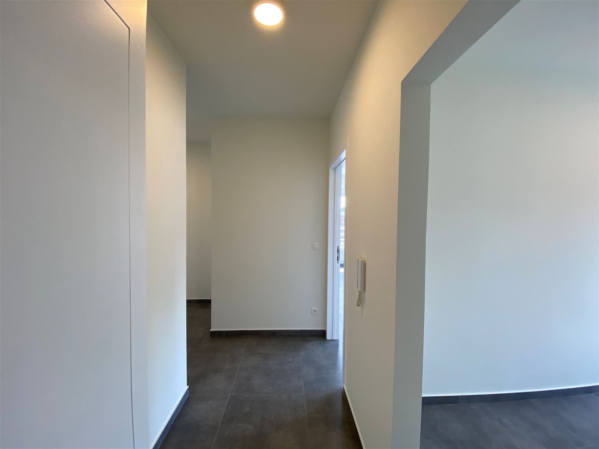 Gerenoveerd appartement met garagebox te Wondelgem  foto 2
