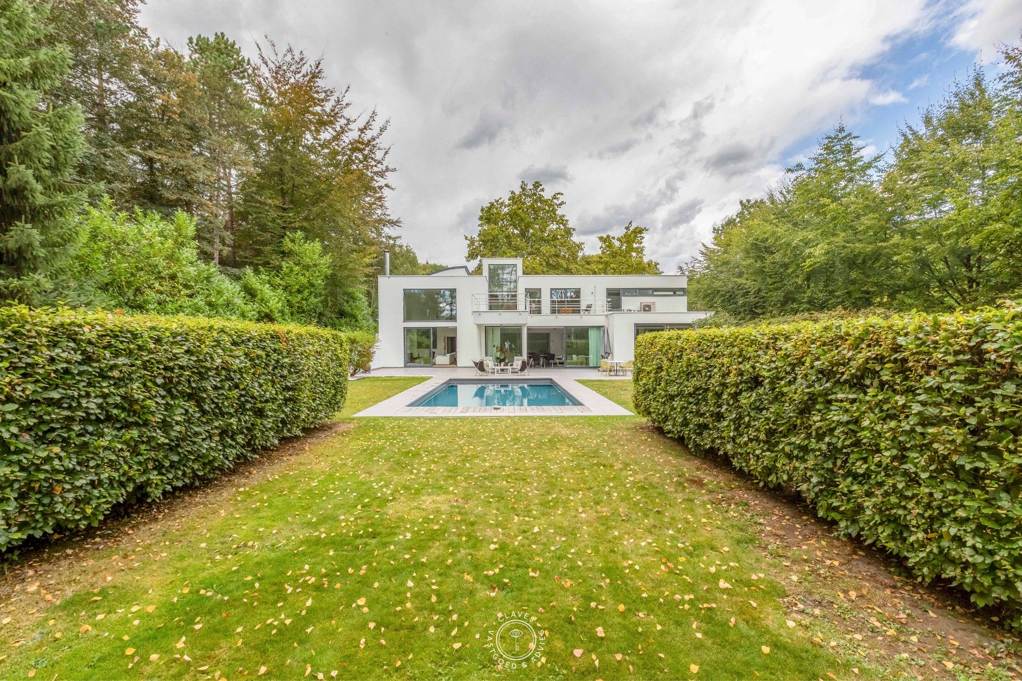 Architecturale villa met prachtige tuin en zwembad foto 14