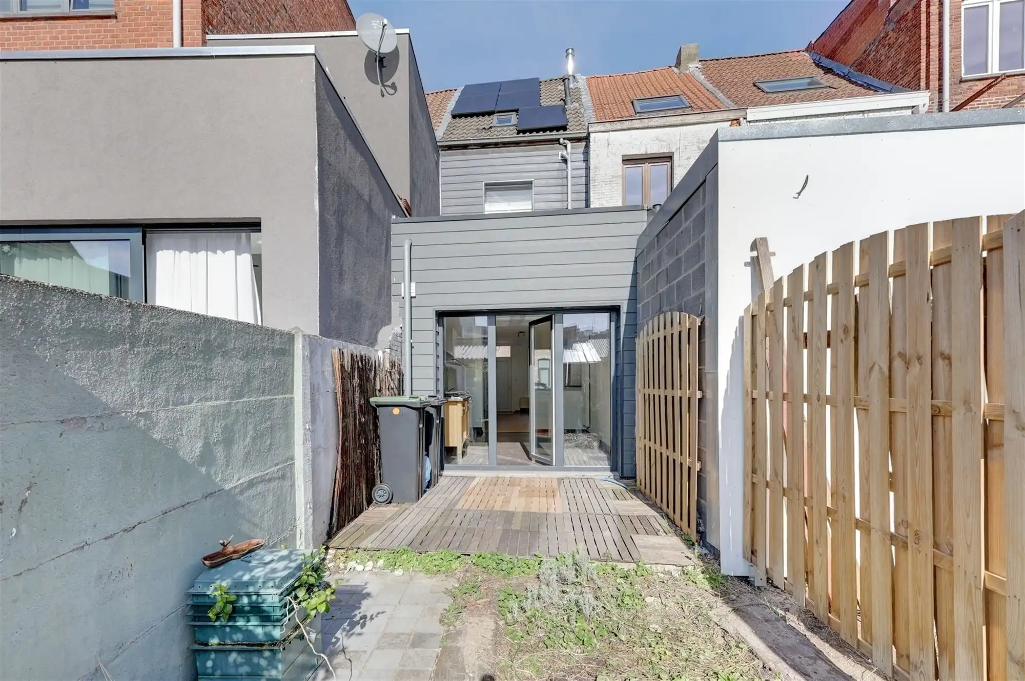 Moderne gezinswoning met twee slaapkamers en tuin foto 12