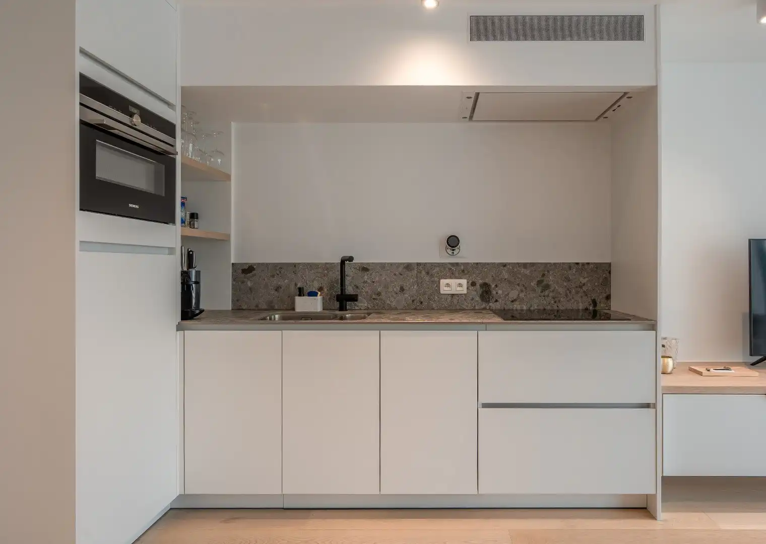 Prachtig gerenoveerd 2-slaapkamerappartement op toplocatie in Knokke foto 5
