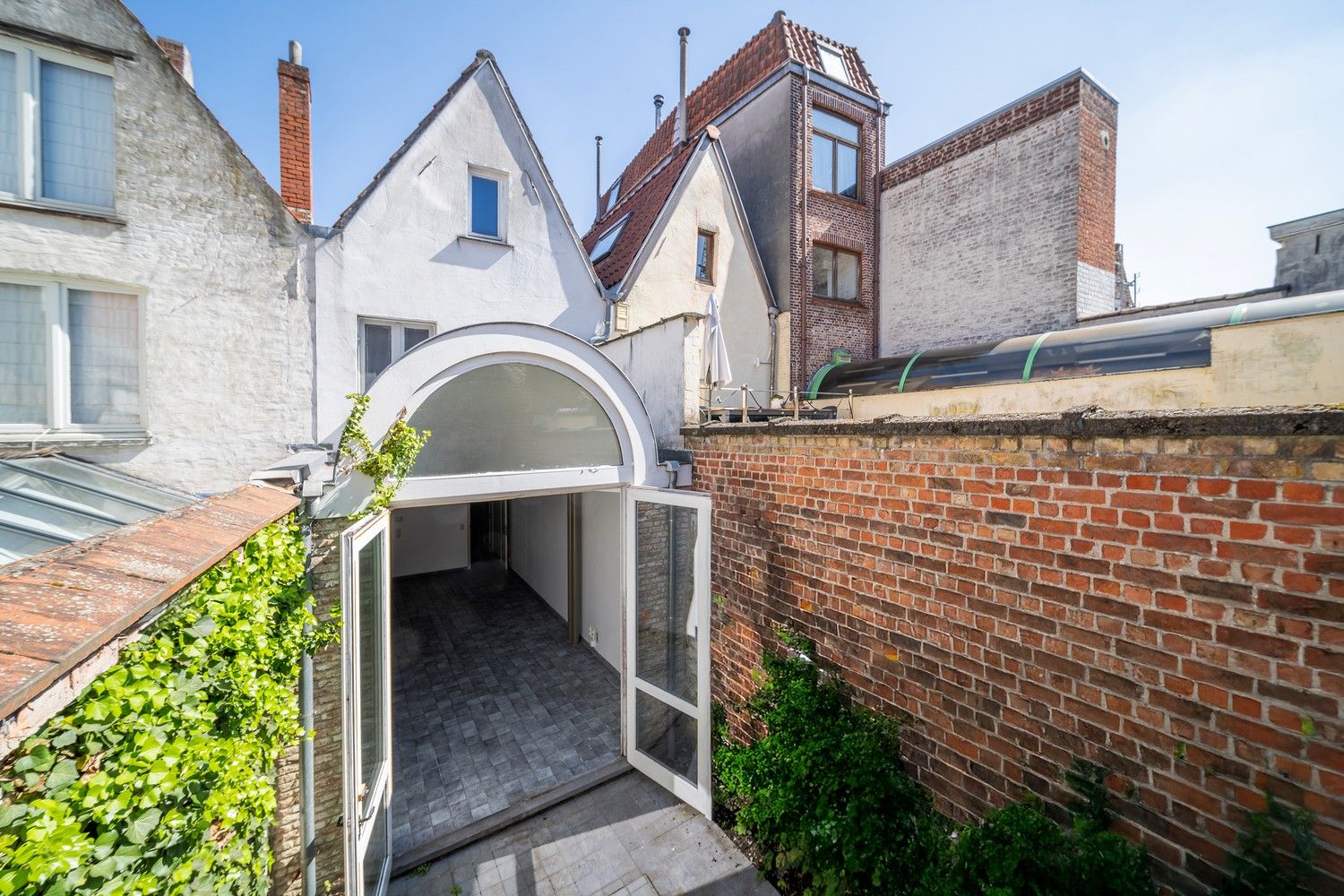 Brugge centrum Totaal gerenoveerde energiezuinige 18é eeuwse  uiterst charmante stadswoning met patio en 3 slaapkamers foto 3