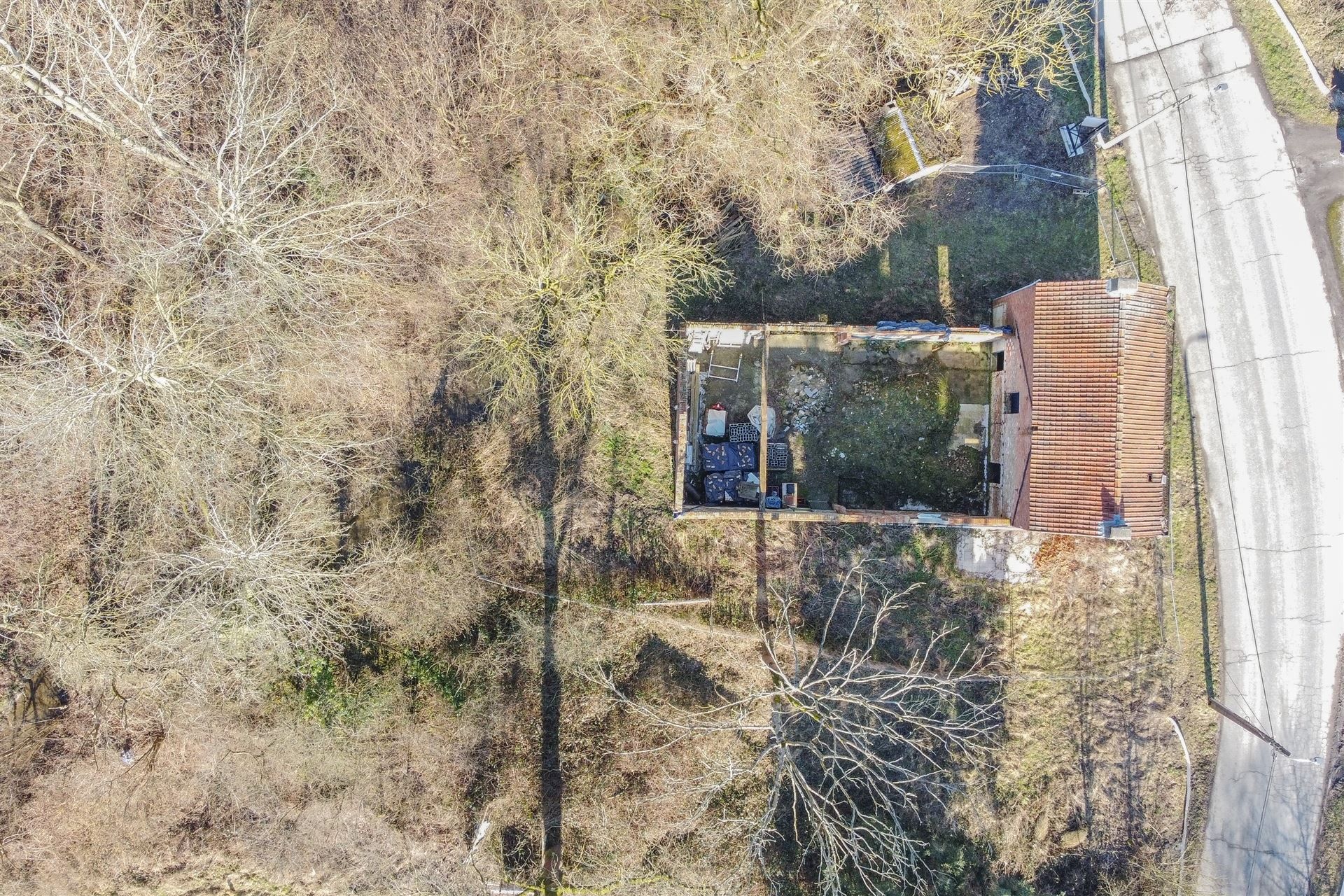 Totaal te renoveren woning gelegen op een prachtig perceel. foto 4