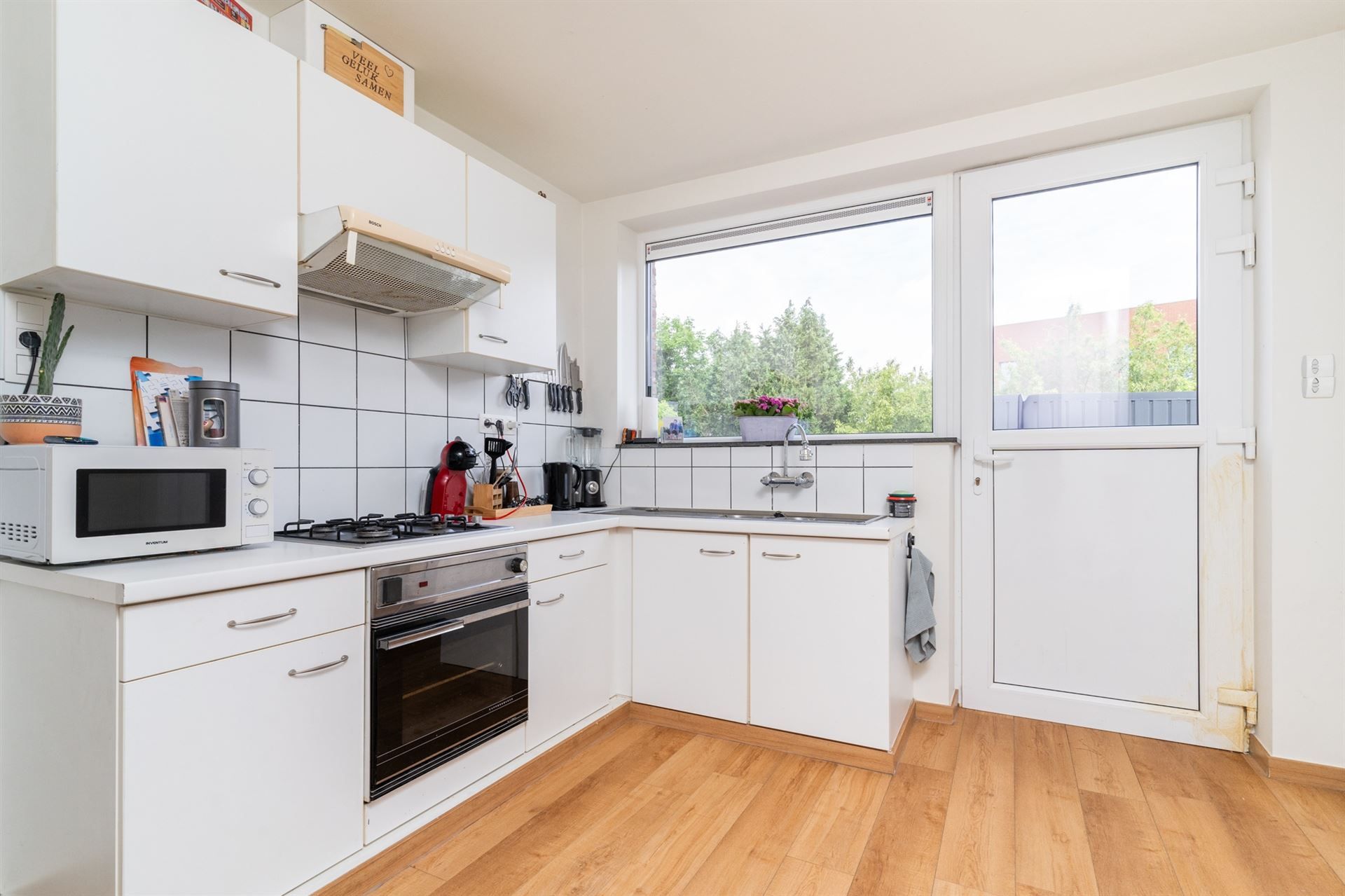 Gelijkvloers app met tuin, garage en carport! foto 12