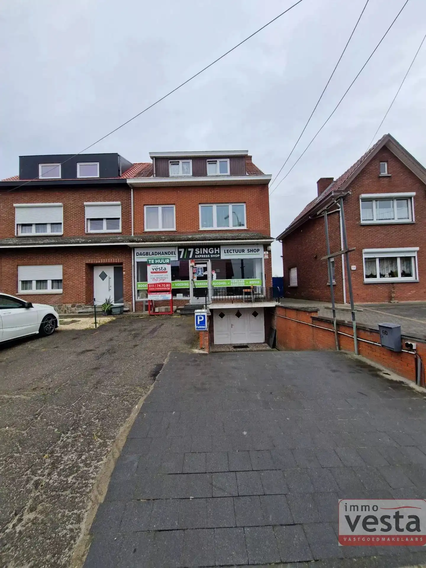 Handelspand met winkelruimte en parking foto {{pictureIndex}}